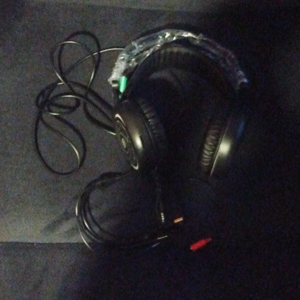Gaming head phones that can be used for Nintendo, Xbox, Playstation, and PC.